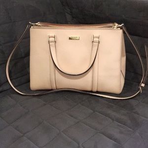Selling a Kate Spade bag perfect for spring/summer